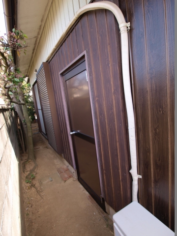 【坂出川津町店】物置の木製ドアをサッシに取替えました